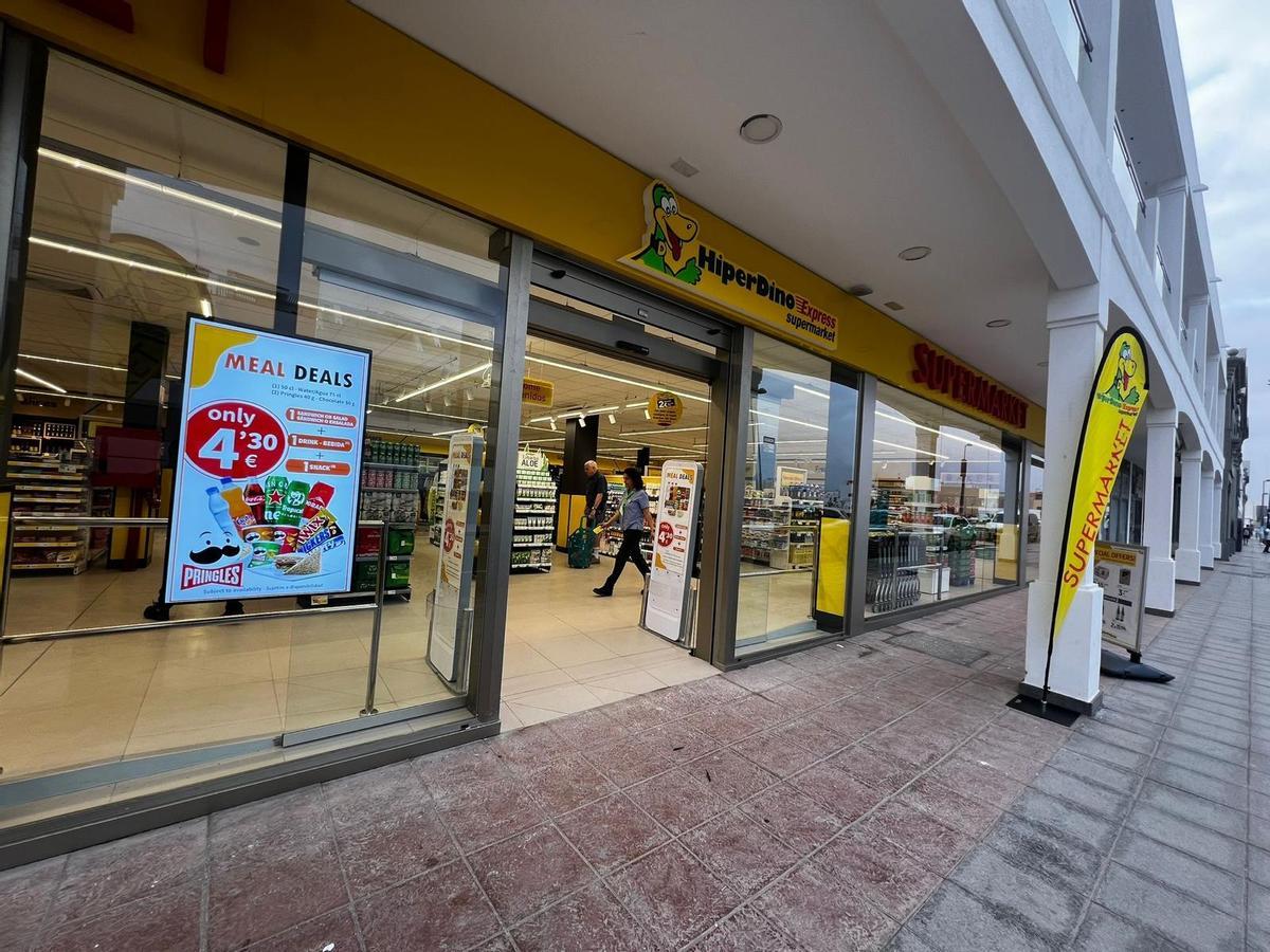 Imagen de la tienda de HiperDino Express, en el pueblo de El Cotillo.