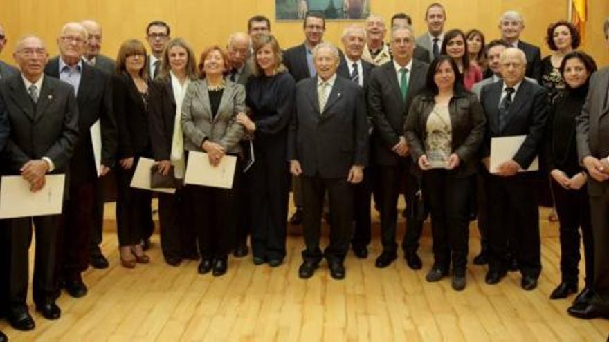 Alcalde y concejales que gobernaron Benidorm entre 1978 y 1979 junto con la Corporación actual, ayer tras el acto institucional.