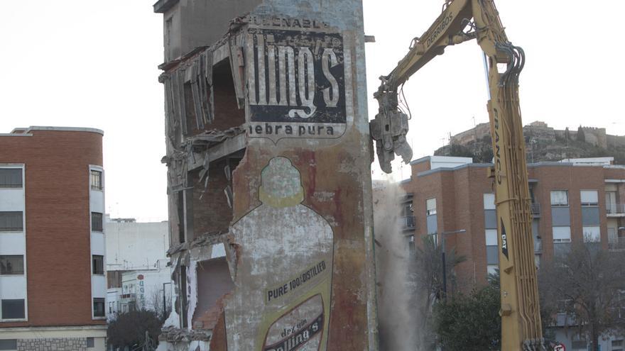 Comienza el derribo del edificio en ruinas junto a la fuente de las Víctimas del Terrorismo en Sagunt