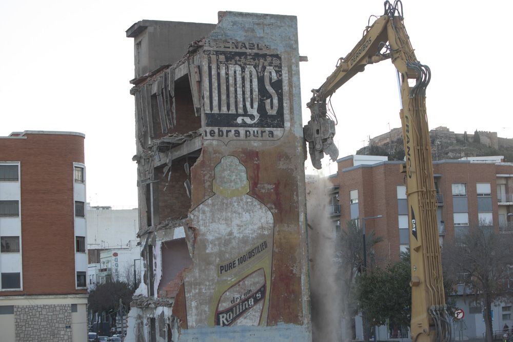 Comienza el derribo del edificio en ruinas junto a la fuente de las Víctimas del Terrorismo en Sagunt