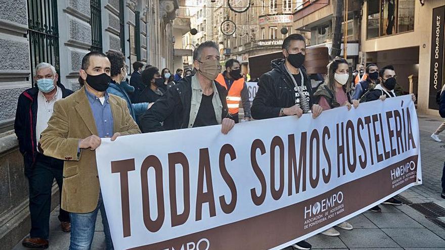 El chef Pepe Solla, entre los participantes en la protesta.  | // RAFA VÁZQUEZ