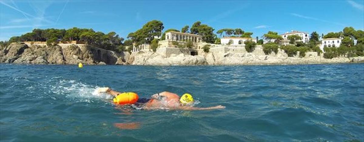 UN CAMINO DINS DEL MARA l’esquerra, un nedador amb la boia con la que pot guardar les seves pertinences recorre un punt de la Costa Brava. Sobre aquestes línies, una ullada al fons del mar. Sota, en la costa de Platja d’Aro. A la dreta, preparats per iniciar la travessia a Cadaqués. UN CAMINO DINS DEL MARA l’esquerra, un nedador amb la boia con la que pot guardar les seves pertinences recorre un punt de la Costa Brava. Sobre aquestes línies, una ullada al fons del mar. Sota, en la costa de Platja d’Aro. A la dreta, preparats per iniciar la travessia a Cadaqués.