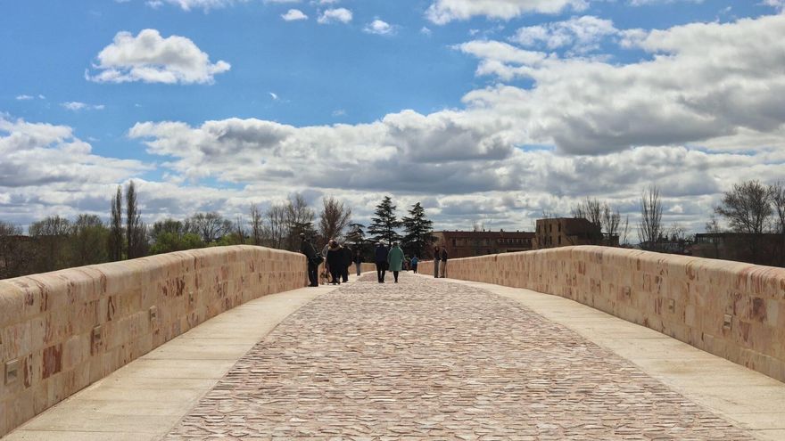 Quejas y caídas por el empedrado del Puente de Piedra de Zamora