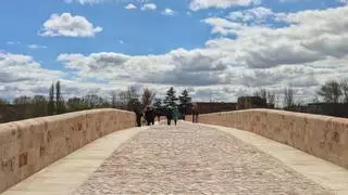 Quejas y caídas por el empedrado del Puente de Piedra de Zamora