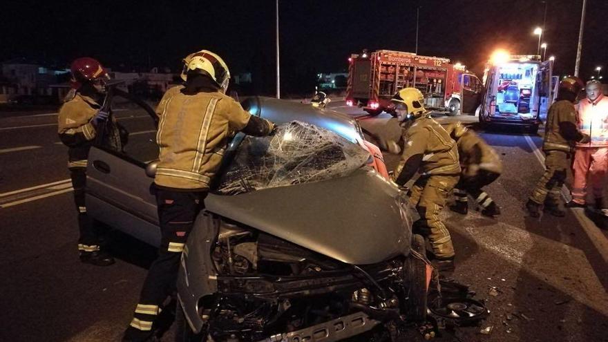 Un conductor herido al chocar un coche y un camión en la N-332 en Torrevieja