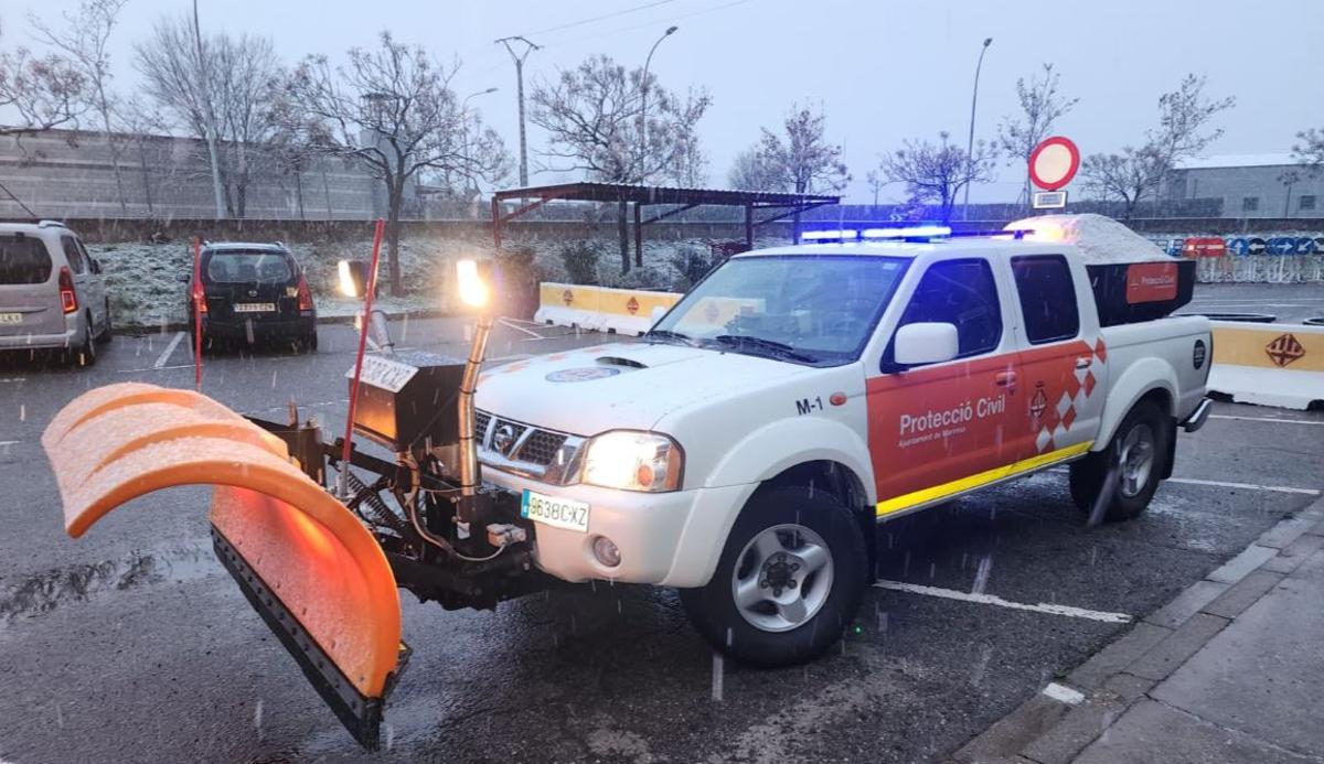 Un vehicle llevaneu amb sal per evitar les plaques de gel