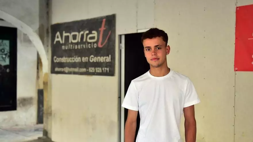 Vídeo | Alejandro Vallejo, joven de Plasencia de 18 años en una empresa de la construcción