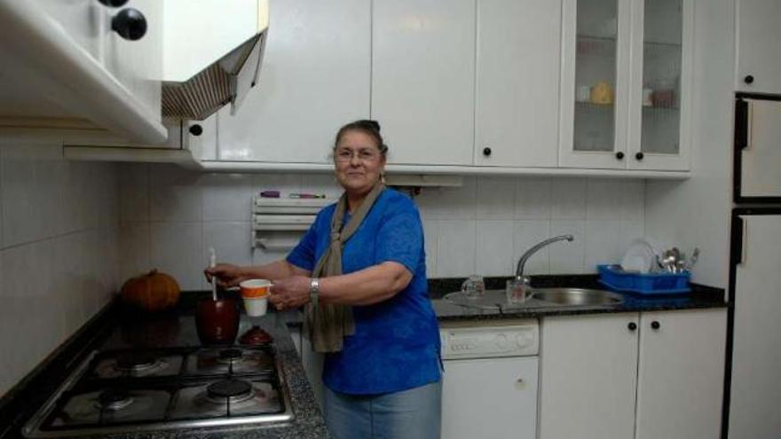 Mujer que residió en Penamoa y que el Ayuntamiento realojó en Arteixo a principios de 2009. / juan varela