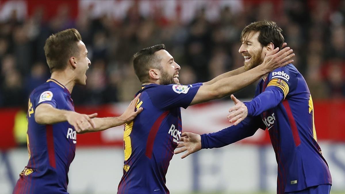 Alba y Denis corren a abrazar a Messi después de que Leo anotara el 2-2