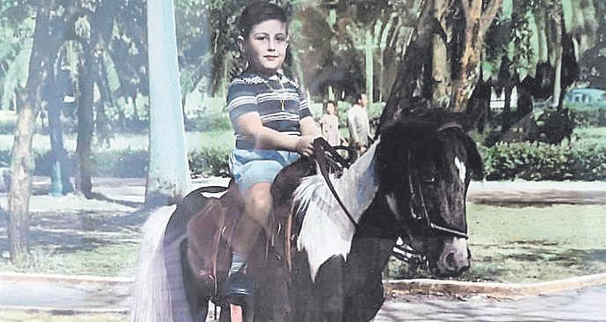 Avelino Rodríguez Miravalles, de niño, montando en un poni en La Habana.