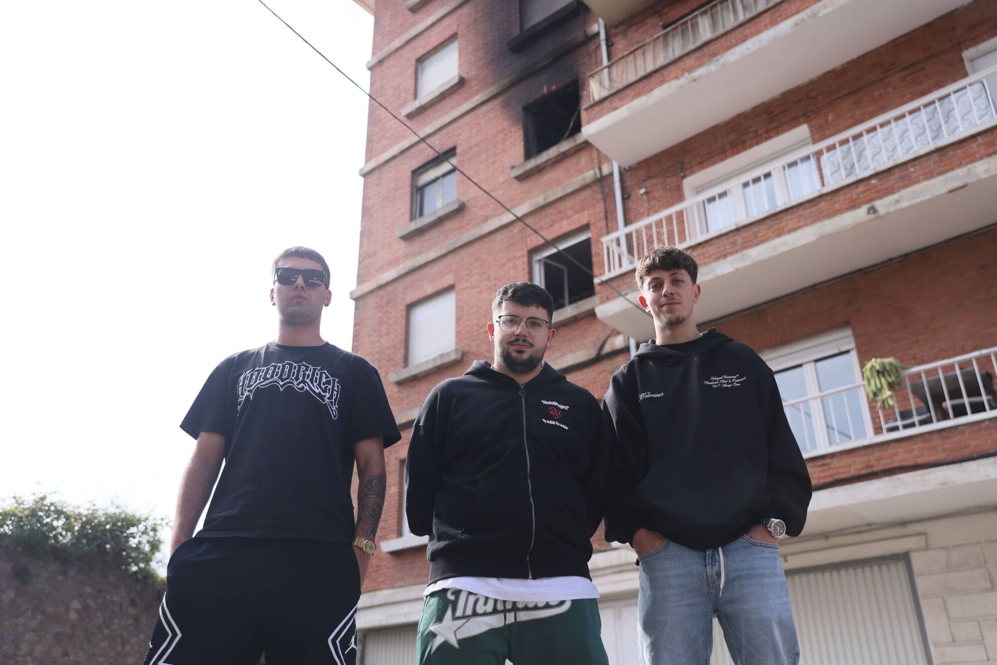 En imágenes: uno jóvenes evitan una tragedia al despertar de madrugada a los vecinos de un bloque en llamas