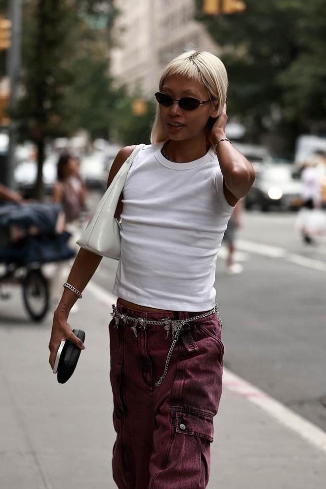 Look con cinturón cadena y pantalón cargo visto en el 'street style' de Nueva York