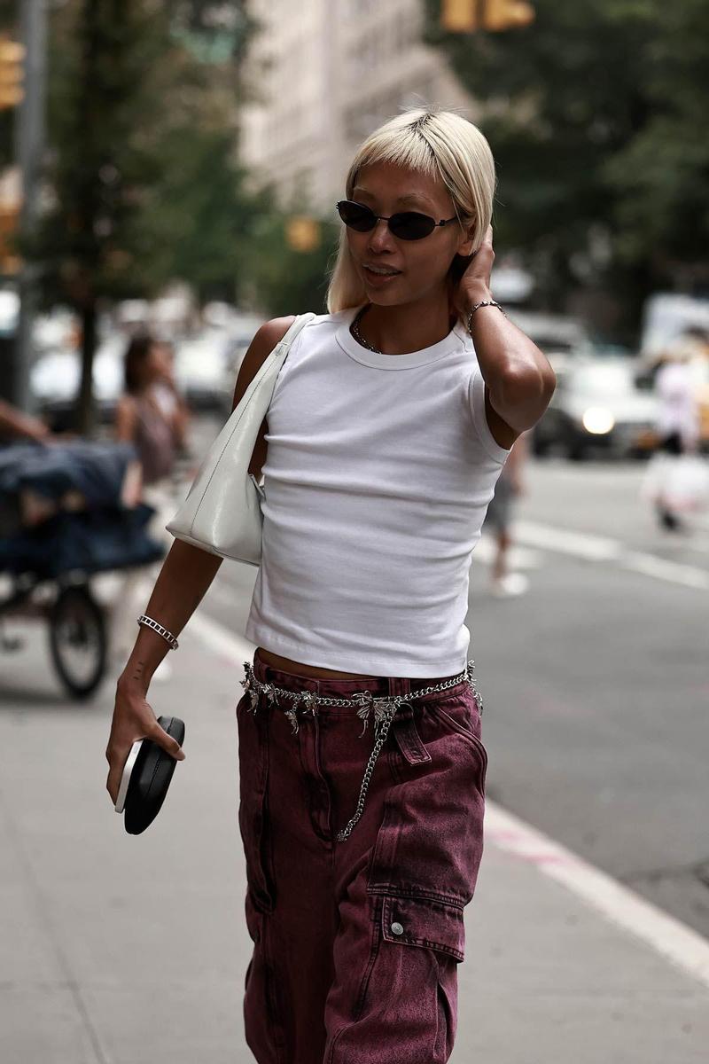 Look con cinturón cadena y pantalón cargo visto en el 'street style' de Nueva York