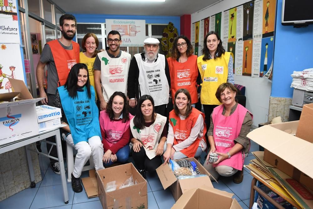 El equipo organiza los medicamentos en los locales de la ONG con los que viajarán a Yoff-Tonghor (Senegal).