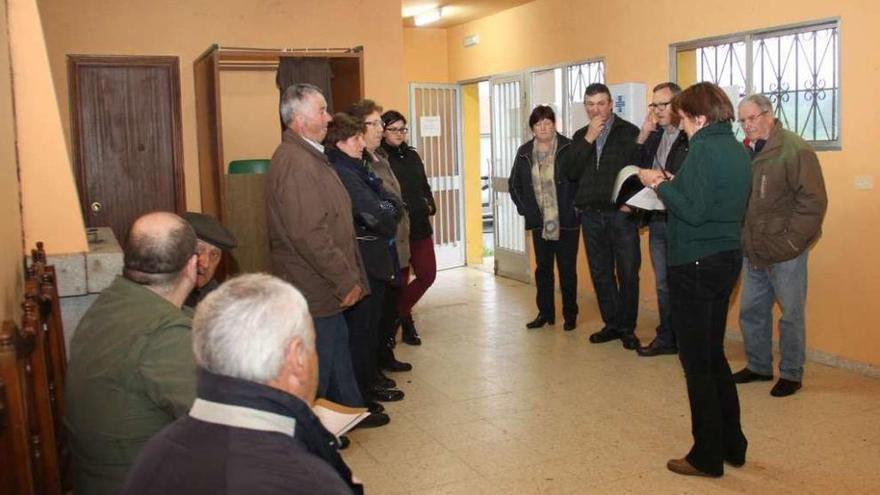 La edil Celia Alonso en una reunión con vecinos de Catasós por el ENIL de Casas Vellas.