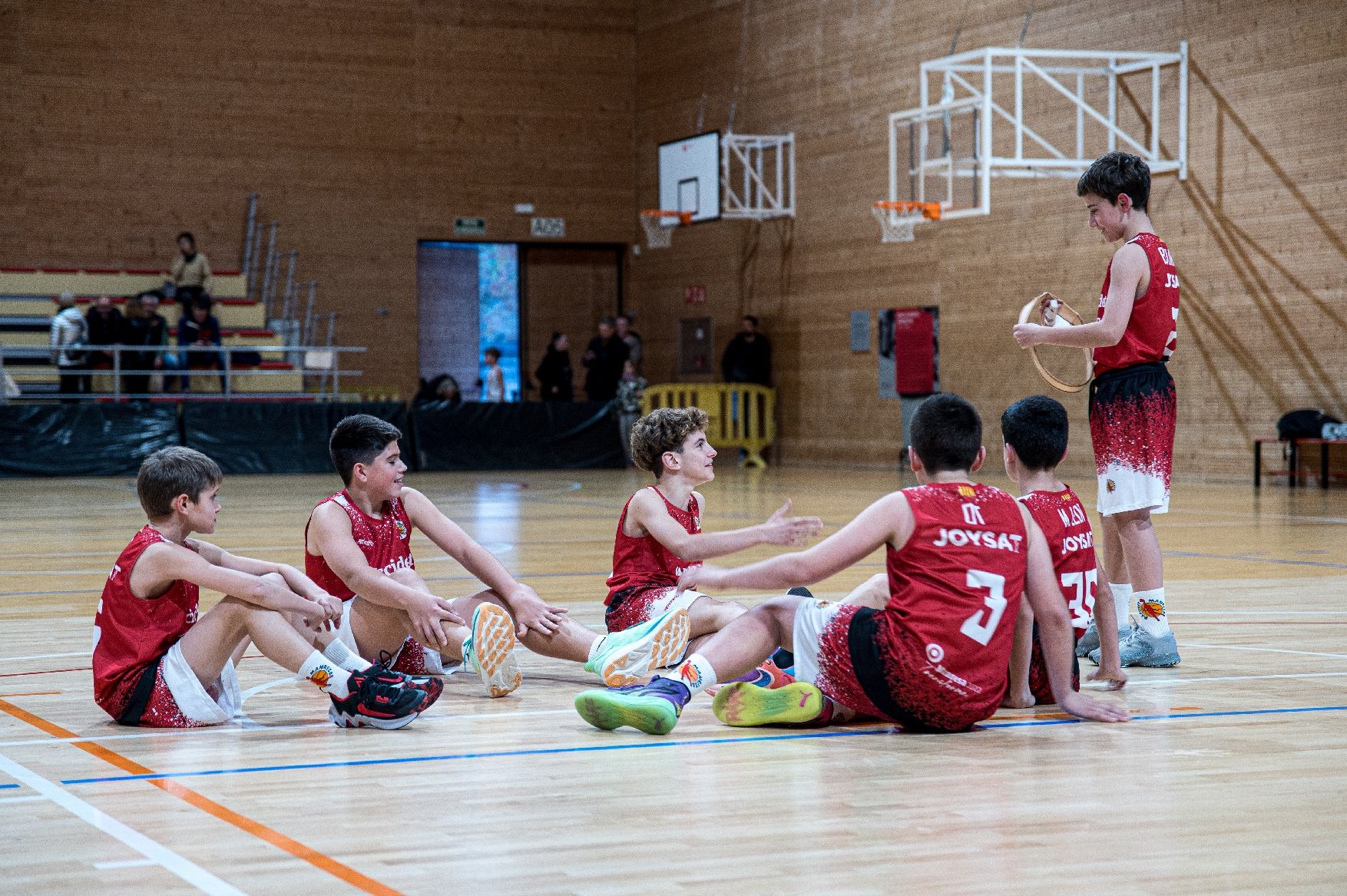 Imatges de la Festa de Nadal de la base del Bàsquet Manresa amb els jugadors del primer equip