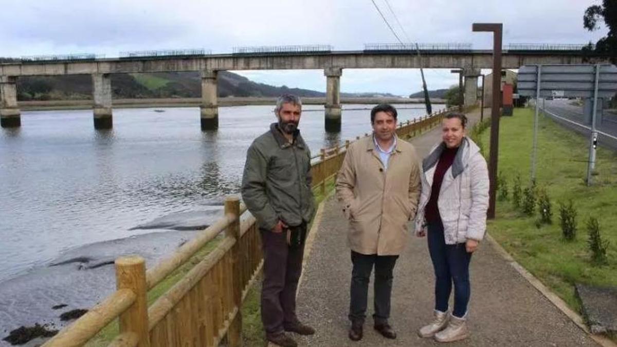 Foto de archivo con Daniel Lasheras, por la izquierda, el director general de Pesca Marítima, Francisco González y Alba Álvarez.
