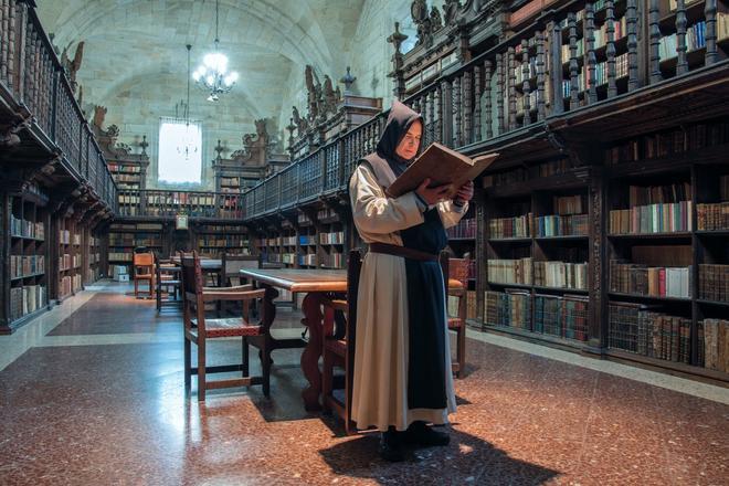 El hermano Pascual Abalo en la biblioteca del monasterio de Oseira