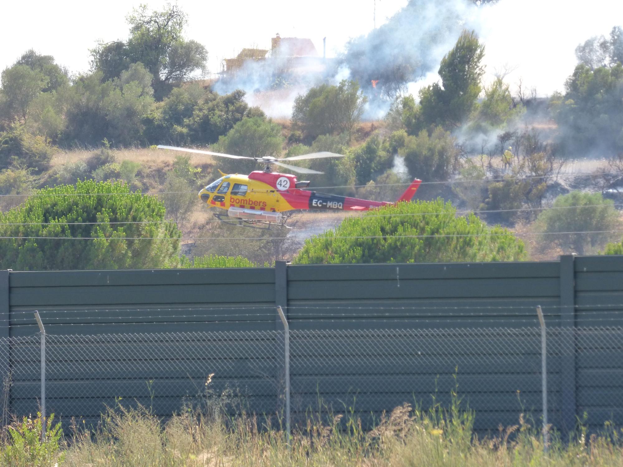 Un incendi ha cremat 3,5 hectàrees al costat de l'Ap7 a Vilafant