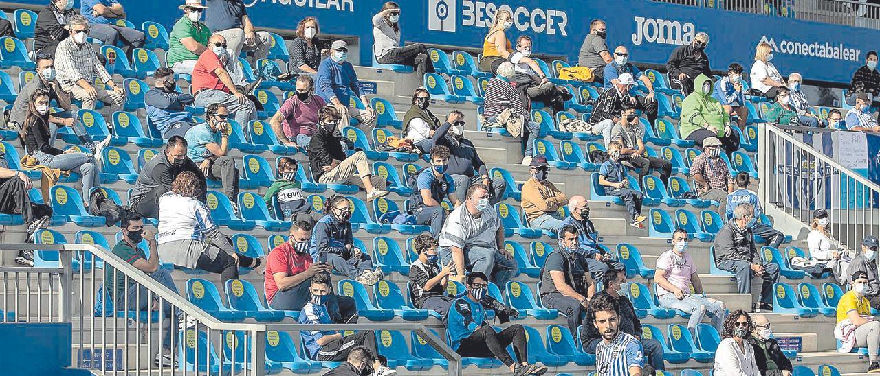 Los espectadores que acudieron al Estadi Balear guardaron las distancias.