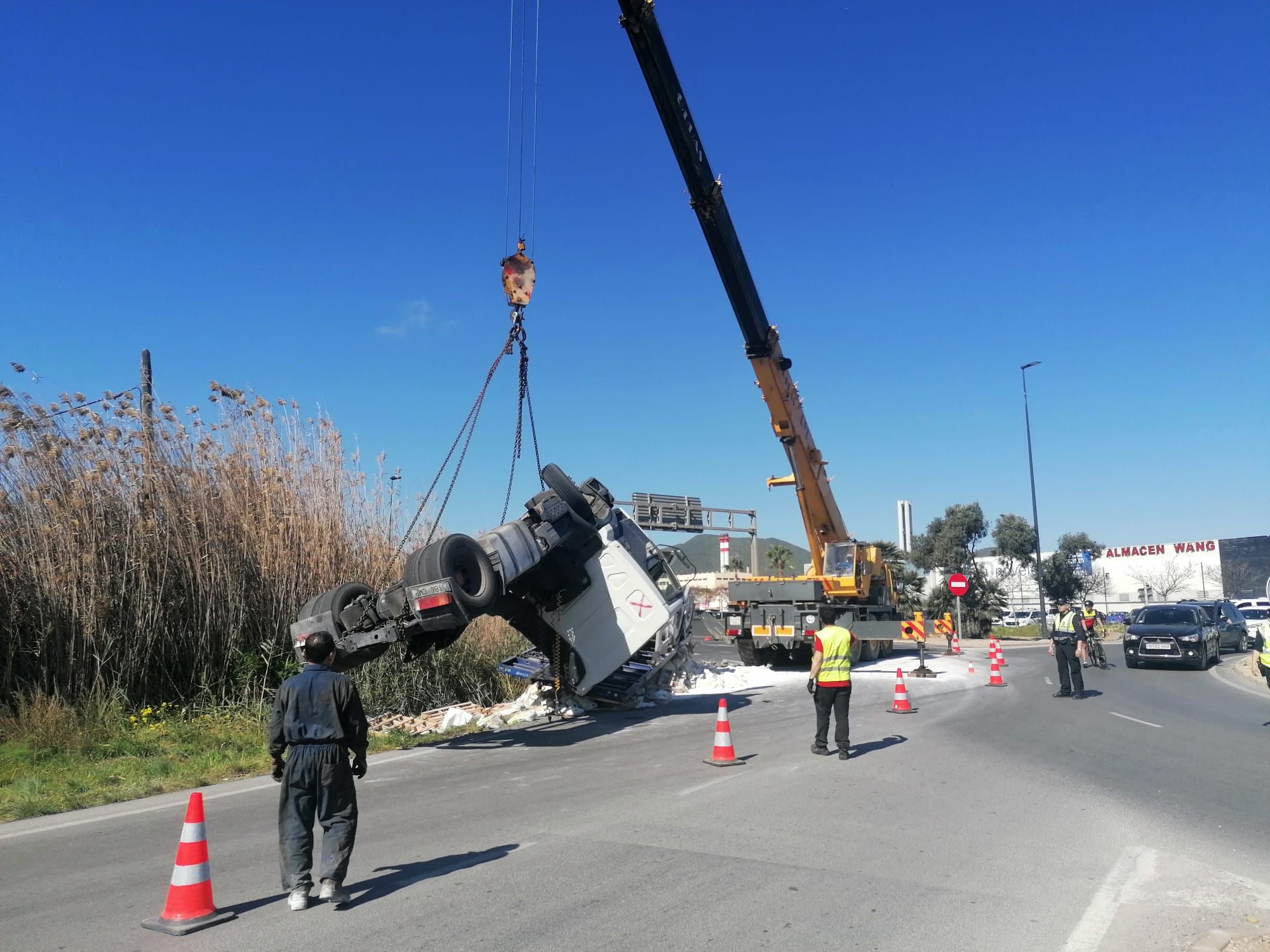 Galería de imágenes del accidente de un camión pesado volcado en la rotonda de los podencos de Ibiza