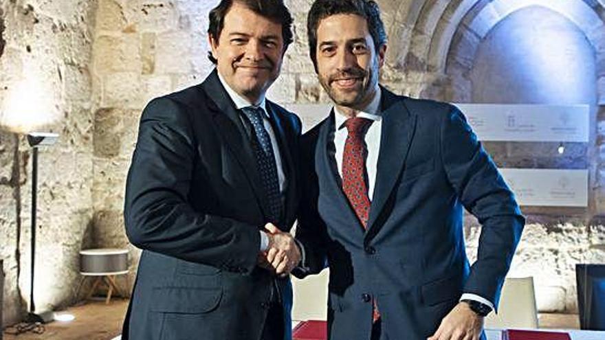 Alfonso Fernández Mañueco, junto al presidente de Empresa Familiar de Castilla y León, César Fontvianne.