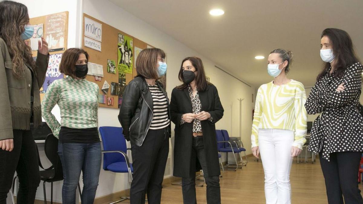 Inés Rey, en el medio, y Yoya Neira, a la derecha, en su visita ayer a la oficina de apoyo a refugiados.  | // L.O.