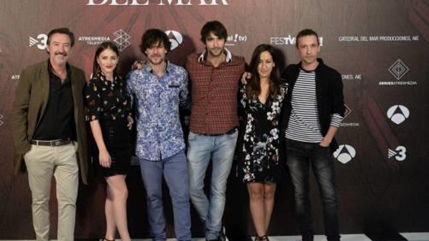 L&#039;equip de «La catedral del mar», en la presentació de la sèrie.