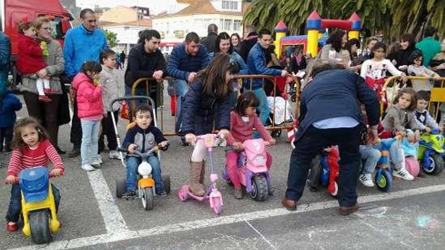 Los pequeños pilotos de la carrera de triciclos, en la salida.  // S.A.