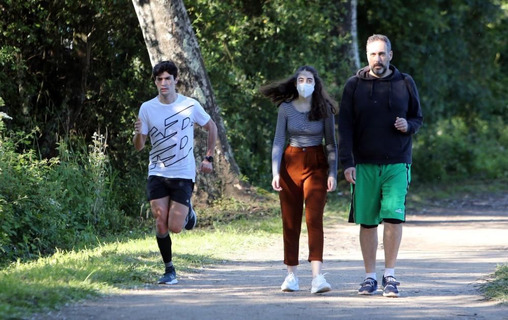 Otros han optado por pasear o hacer deporte en Vigo.