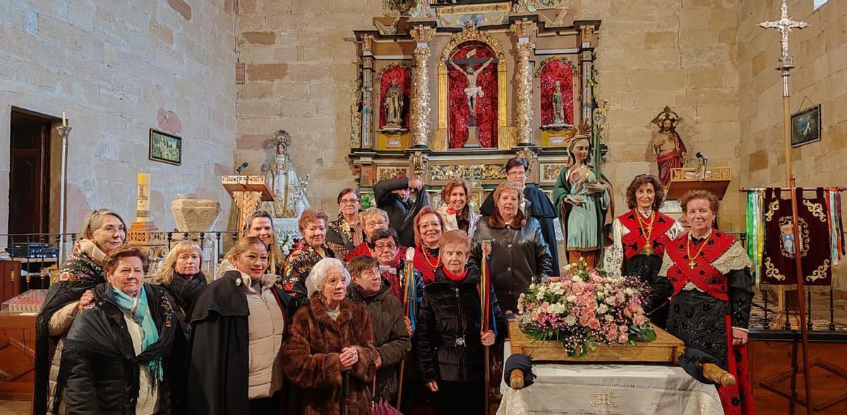 Las águedas de Villaescusa en la iglesia parroquial.