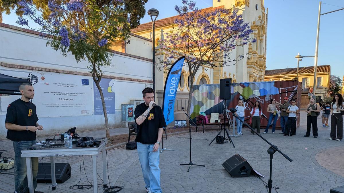 El joven rapero local Mushkila puso la nota musical a la jornada inaugural.