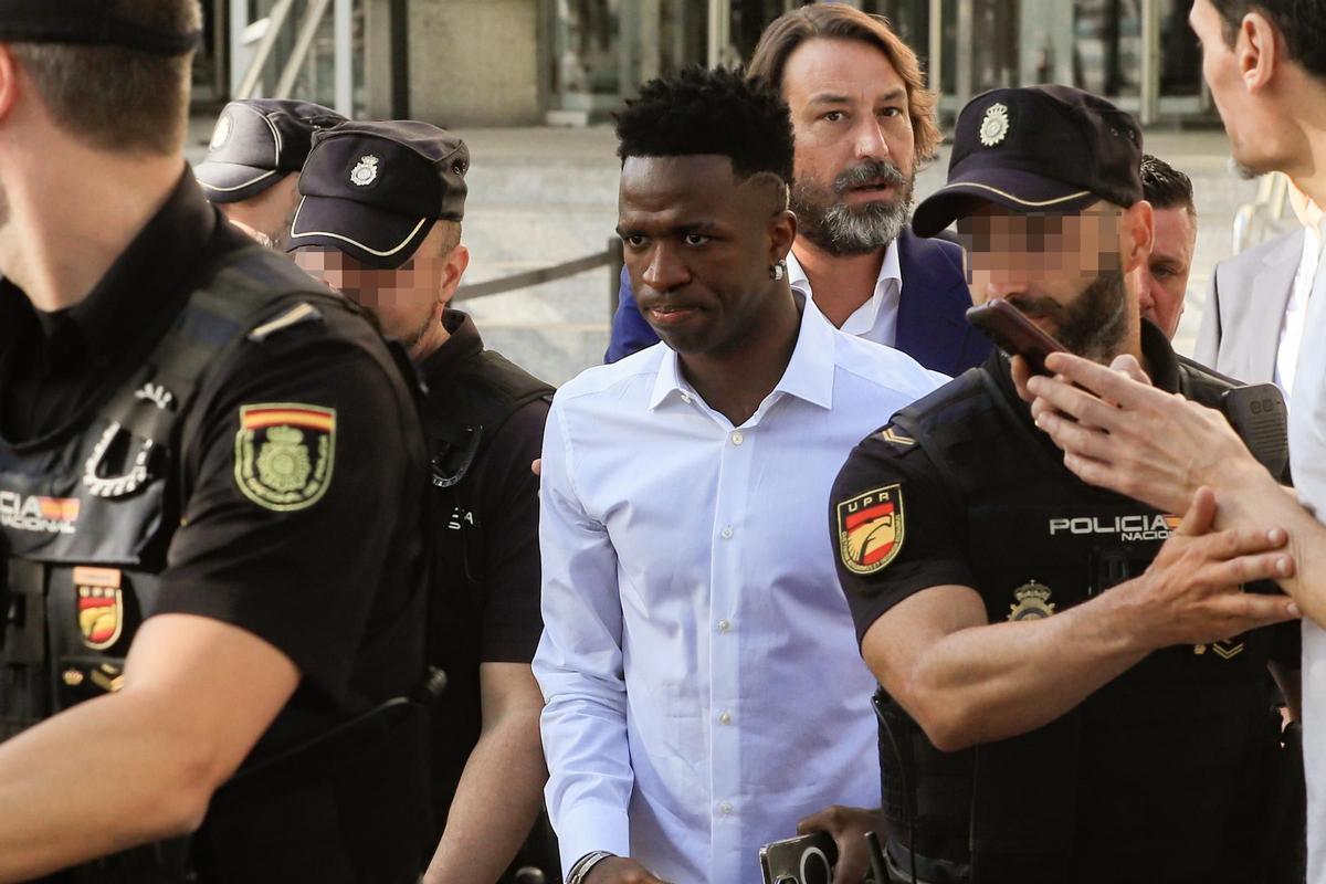 El delantero brasileño del Real Madrid Vinicius Jr. a su salida de los juzgados de Plaza de Castilla en Madrid.