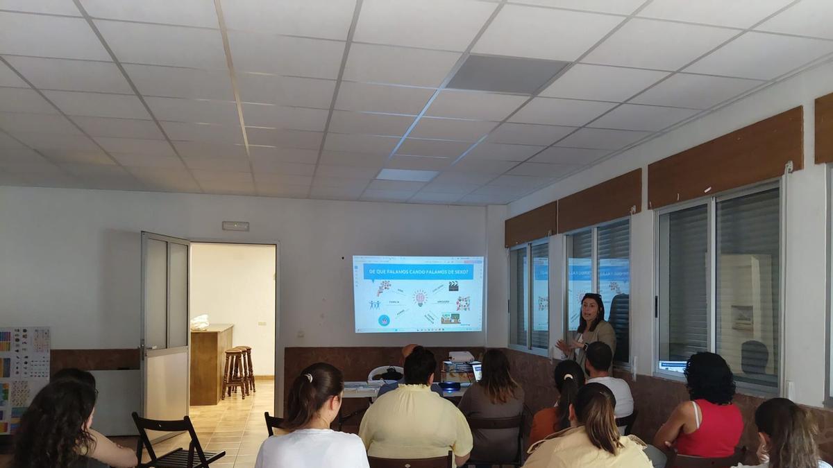Charla sobre educación sexual, organizada por Garatuzas, en Piloño.