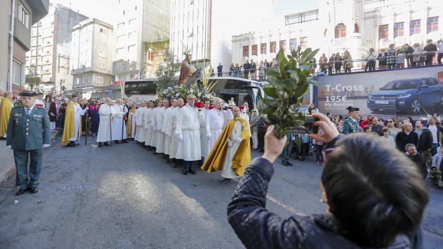 Ramos en alto para celebrar el paso de La Borriquilla en la plaza de Vigo