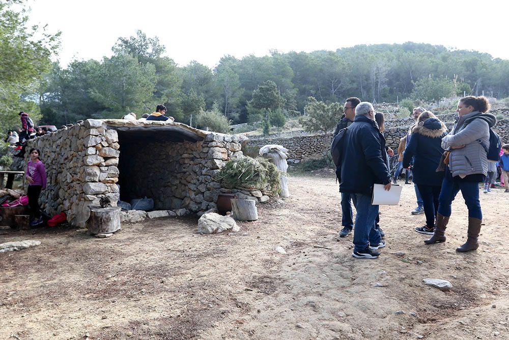 Los colegios de Sant Antoni inauguraron ayer esta fiesta al aire libre que continúa todo el fin de semana.