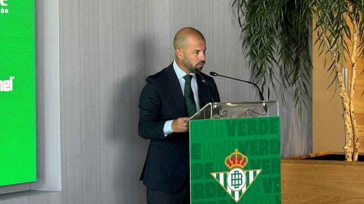 Manu Fajardo durante la presentación de Lo Celso y Vitor Roque