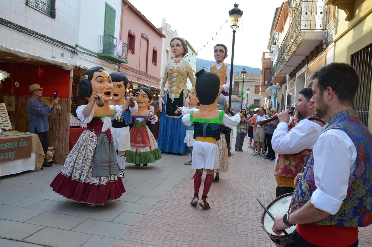 Actuación dels 'Gegants i Cabuts de València'.