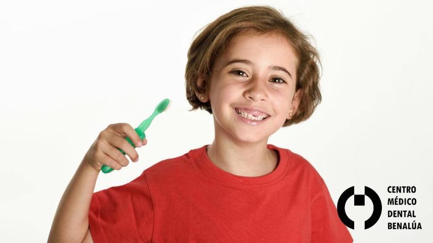 Claves y hábitos de higiene para proteger los dientes de los más pequeños