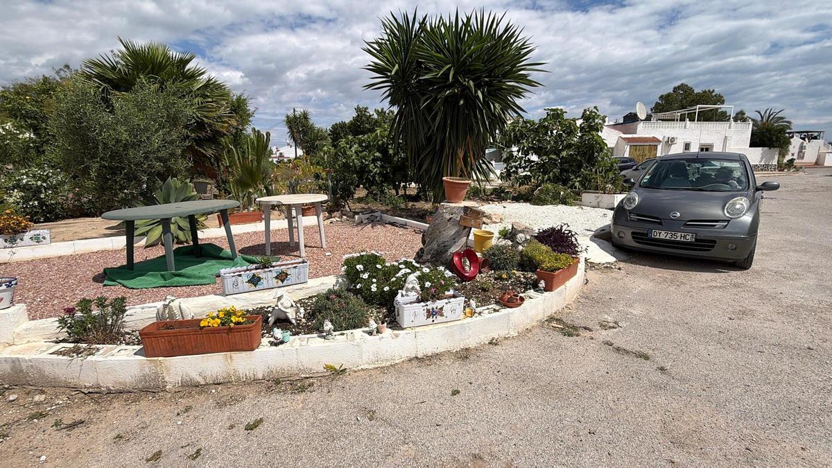 Una de las zonas verdes interiores que cuidan los propios vecinos