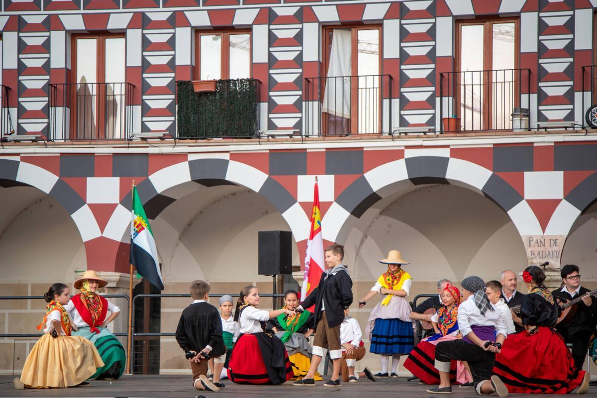 El folklore infantil toma la Plaza Alta de Badajoz
