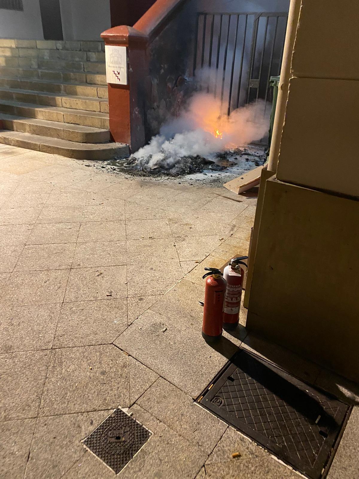 Contenedores quemados junto a la plaza de abastos, en el centro de Plasencia.