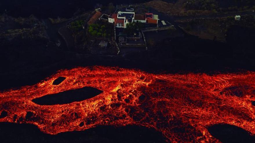 Imágenes de la erupción a las 20.00 del 22 de octubre desde Tacande en las que se observa un desbordamiento de lava.