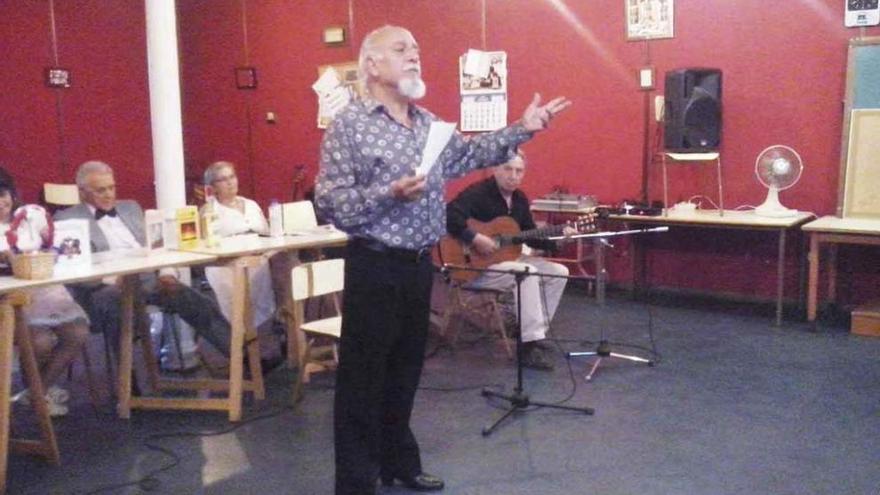 El Club Poético celebra un encuentro en el liceo del teatro