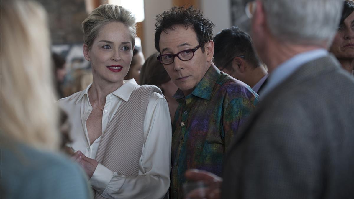 Sharon Stone y Paul Reubens, en la serie 'Mosaic'