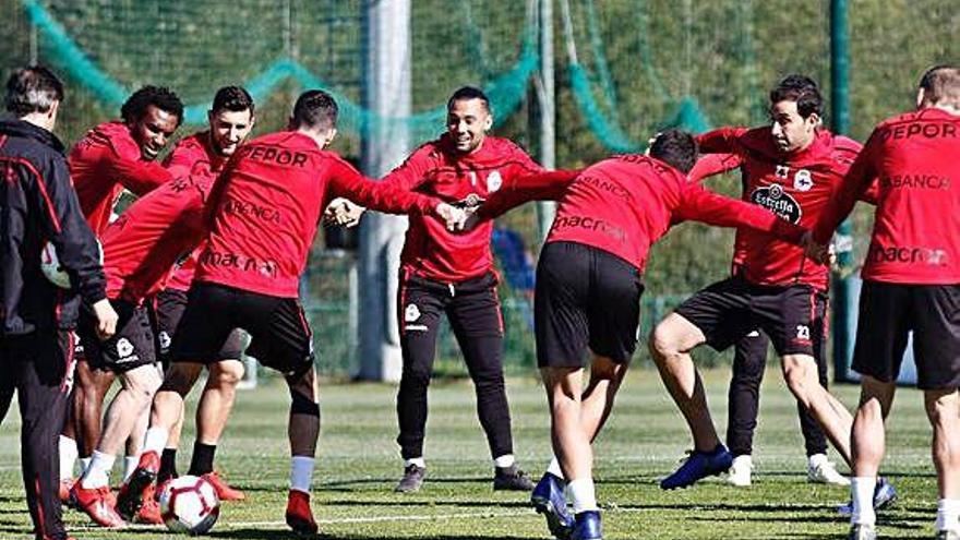 Los jugadores deportivistas, durante un entrenamiento la temporada pasada en la ciudad deportiva de Abegondo.