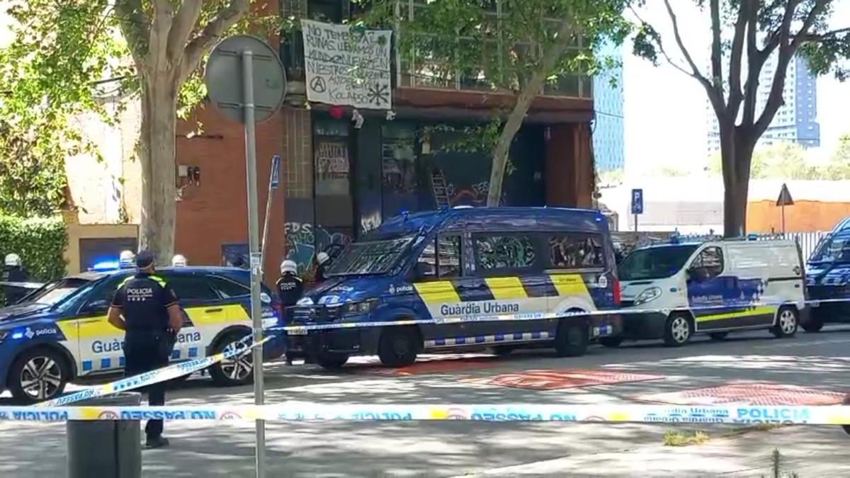 Barcelona desaloja una nave ocupada en el distrito de Sant Martí