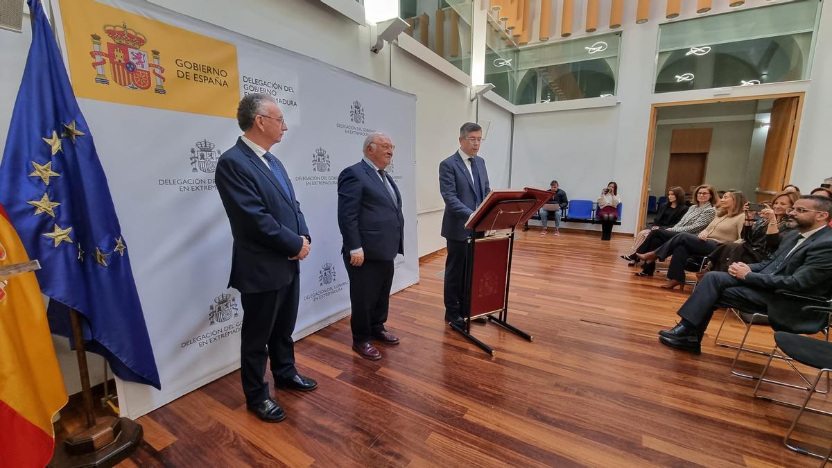 José Luis Capilla toma posesión de su cargo, junto al delegado del Gobierno en Extremadura, José Luis Quintana y el director general de Tráfico, Pere Navarro.