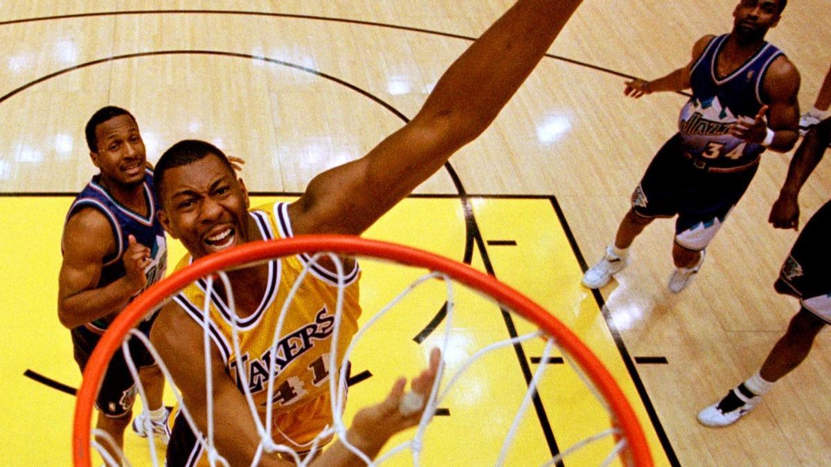Elden Campbell, en un partido con los Lakers en 1997.
