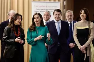 La Reina Letizia recupera el vestido 'low cost' verde esperanza en Salamanca